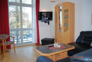 黑灵斯多夫Seeschloss-App-05的客厅配有沙发和桌子