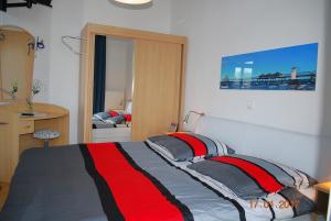 黑灵斯多夫Seeschloss-App-05的一间卧室配有一张床、一张书桌和一面镜子