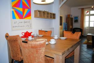 赛巴特班森Vineta-App-6-7的一间带木桌和椅子的用餐室