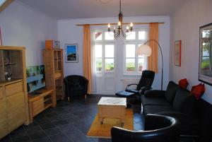 赛巴特班森Vineta-App-6-7的客厅配有黑色沙发和桌子