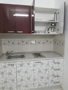 乌姆苏克Dar Janis Djerba دار يانيس جربة的厨房配有水槽和台面