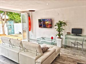 吉亚德伊索拉FINCA BEROLO 1的带沙发和电视的客厅