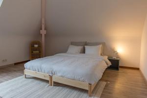 Les jardins du Quesnoy的卧室配有一张墙壁上的横截床