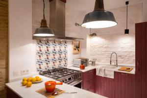 塞维利亚CSE San Bernardo的厨房配有水槽和炉灶 顶部烤箱