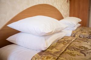 切尔诺夫策布科维纳酒店的房间里的床上有一堆枕头