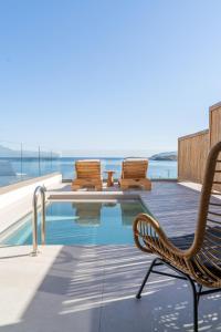 巴利恩Bali Star Resort Hotel的一个带椅子的庭院和一个游泳池