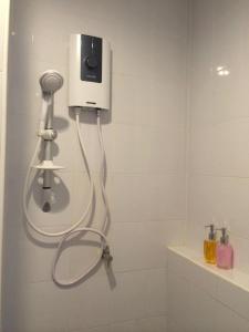 卡塔海滩Glitter House Phuket的浴室内配有淋浴和吹风机