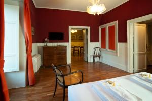 拉古萨I Sogni della Memoria的客厅设有红色的墙壁和桌椅