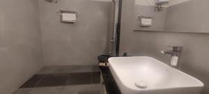 班迪普VIVIDEARTH Resorts Bandipur的白色的浴室设有水槽和镜子