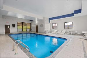 黑泽尔伍德Comfort Inn & Suites St Louis-Hazelwood的大楼内一个蓝色的大型游泳池