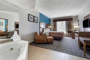达拉斯I-35E核桃山品质套房酒店的酒店客房配有一张床和浴缸。