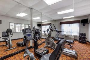达拉斯I-35E核桃山品质套房酒店的健身房设有数台跑步机和椭圆机
