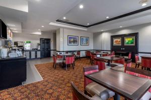 达拉斯I-35E核桃山品质套房酒店的一间带桌椅的餐厅和一间自助餐厅