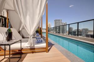 悉尼Vibe Hotel Sydney Darling Harbour的大楼顶部带游泳池的阳台