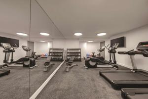 悉尼Vibe Hotel Sydney Darling Harbour的健身房设有跑步机、椭圆机和镜子