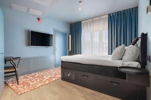 林雪平Best Western and Hotel Linkoping的一间卧室配有一张床、一张桌子和一台电视。