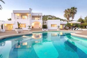圣埃乌拉利亚Gorgeous Villa near Ibiza centre的别墅前设有游泳池