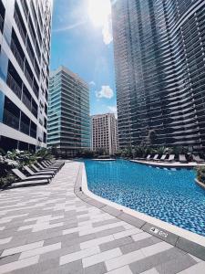 马尼拉Rustic industrial 1-BR condo with balcony at Air Residences Makati Manila的一座位于高楼城市的游泳池