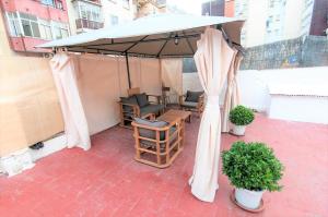 巴塞罗那Room in Guest room - Private room with sunny terrace of 200m2 3的露台配有遮阳伞、椅子和桌子