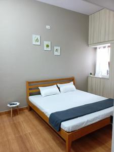 马杜赖Meadows Homestay的一间卧室配有一张带白色床单的大床