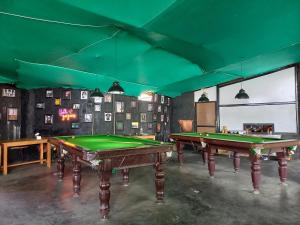 博卡拉The Freedom Huts的绿化客房的两张台球桌