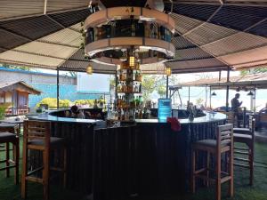 博卡拉The Freedom Huts的餐厅的酒吧,有吊灯