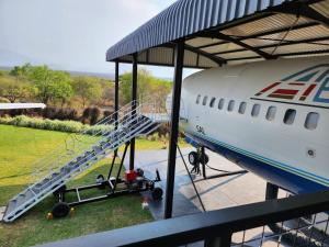 侯斯普瑞特AEROTEL VIP的停泊在机库里的飞机,上面有楼梯