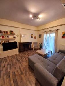 雅典Modern and Cosy Apartment的带沙发和电视的客厅