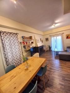 雅典Modern and Cosy Apartment的客厅配有木桌和沙发