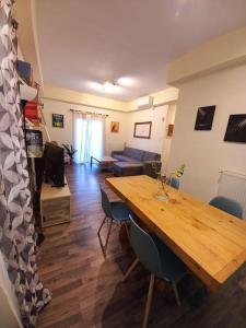 雅典Modern and Cosy Apartment的客厅配有木桌和沙发