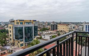阿克拉G.C ROYAL HOTEL的阳台享有城市美景。