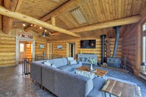 费尔班克斯Fairbanks Log Cabin with Waterfront Deck and Views!的带沙发和炉灶的客厅