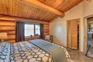 费尔班克斯Fairbanks Log Cabin with Waterfront Deck and Views!的一间卧室设有一张床和一个大窗户