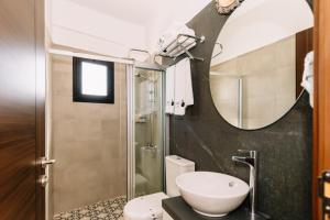 北尼科西亚Cezar's Airport Hotel的一间带水槽、卫生间和镜子的浴室