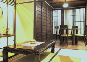 京都祗园永乐度假屋的一间带桌子的客厅和一间餐厅