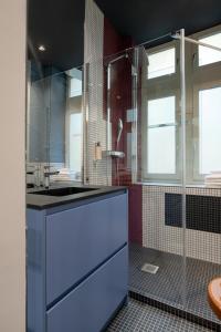 里昂MiHotel Saint Jean的一间带水槽和淋浴的浴室