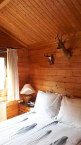 马尔德海姆House Rhodopi的卧室配有一张带鹿头的墙壁床。
