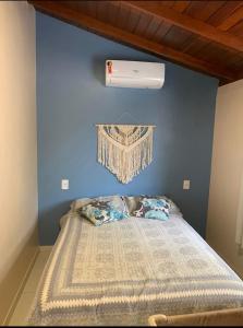 帕罗卡Ocean Residence的一间卧室配有一张蓝色墙壁的床