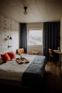 KolvereidBakkalandet Hotel的一间卧室设有一张大床和一个窗户。