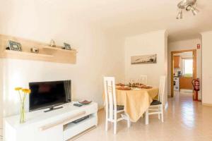 阿尔布费拉Albufeira Old Town Two bedroom Apartment Center的客厅配有桌子和电视