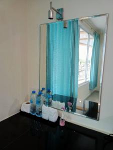 甲米镇Marina Seaview Krabi的浴室设有镜子和一些瓶装水