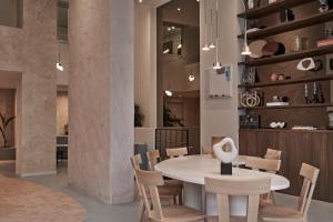 雅典The Lekka Hotel & Spa的一间配备有白色桌椅的用餐室