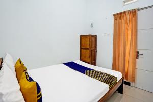 MojokertoOYO Life 91866 Paradise Ok Kost Syariah的卧室配有白色的床和窗户。