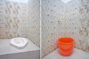 MojokertoOYO Life 91866 Paradise Ok Kost Syariah的浴室的两张照片,浴室内配有卫生间和水桶