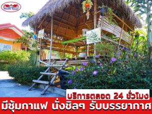 Ban Nong Tumอวบอิ๋มรีสอร์ท #ที่พักภูกระดึง的草屋,带长凳和鲜花