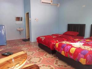 Ban Nong Tumอวบอิ๋มรีสอร์ท #ที่พักภูกระดึง的一间卧室配有一张床和一张木桌