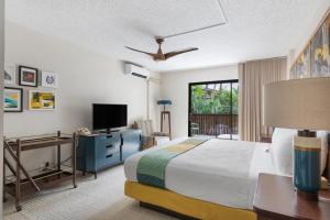 檀香山White Sands Hotel的酒店客房,配有床和电视