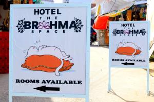 布什格尔The Brahma Space的上面有火鸡的酒店标志