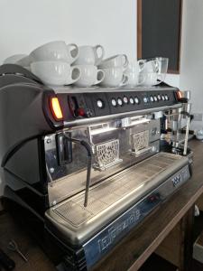 比德内尔Farne Lodge的咖啡机,上面有盘子和杯子