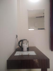 JhirnaCorbett Bhavesh home Stay的一张桌子、茶壶和镜子